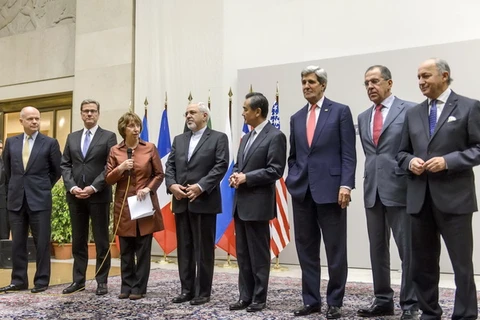Đại diện của Iran và nhóm P5+1 sau khi đạt được thỏa thuận. (Nguồn: AFP/TTXVN)