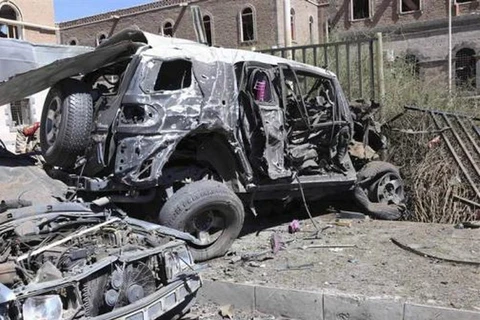 Chiếc xe chứa đầy thuốc nổ đâm vào cổng của Bộ Quốc phòng Yemen. (Nguồn: Reuters)