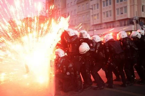 Cảnh sát Thổ Nhĩ Kỳ bị những người biểu tình nèm pháo sáng ở trung tâm Istanbul, ngày 7/12 (Nguồn: AFP) 