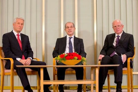 Tổng Giám đốc OPCW Ahmet Uzumcu (giữa), Giám đốc Viện Nobel Geir Lundestad (phải) và Chủ tịch Ủy ban Nobel của Na Uy Thorbjoern Jagland (trái), ở Oslo, Na Uy, ngày 9/12. (Nguồn: AFP)