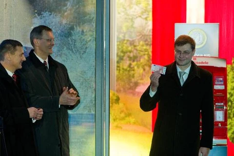 Quyền Thủ tướng Latvia Valdis Dombrovskis cầm tờ 10 euro sau khi rút khỏi một máy rút tiền tại ngân hàng ở Riga. (Nguồn: AFP)