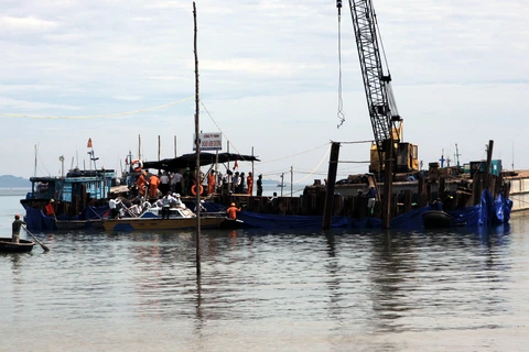 Trục vớt tàu cổ chở hàng hóa bị chìm trên sông Lô 