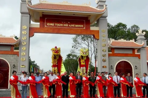 Các đại biểu cắt băng khánh thành khu lưu niệm Chủ tịch Hồ Chí Minh. (Ảnh: Kim Há/Vietnam+) 