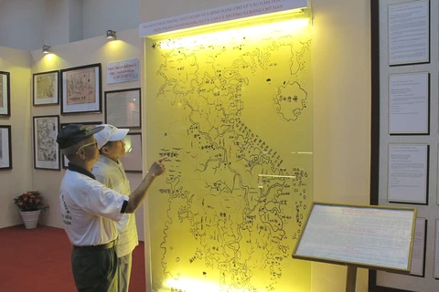 Người dân tham quan Triển lãm "Hoàng Sa, Trường Sa là của Việt Nam-Những bằng chứng lịch sử" ở tỉnh Đắk Lắk. (Nguồn: TTXVN)