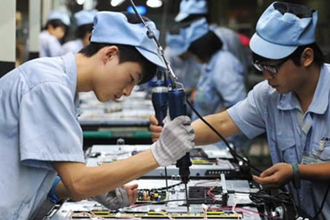 Công nhân Trung Quốc làm việc trong một nhà máy. (Nguồn: EPA)