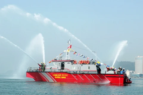 Bàn giao tàu chữa cháy, cứu nạn, cứu hộ trên Vịnh Hạ Long 