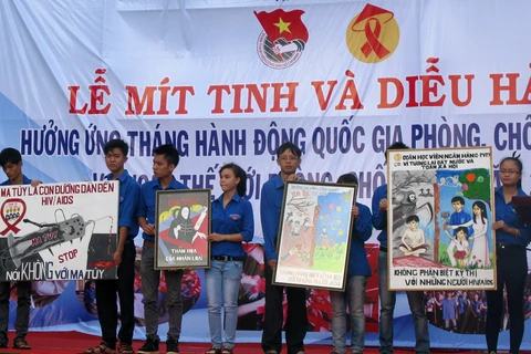 Thanh niên míttinh hưởng ứng Tháng hành động Quốc gia phòng, chống HIV/AIDS. (Nguồn: TTXVN)