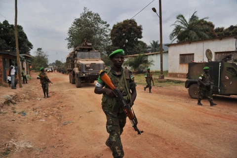 Binh lính giữ hòa bình của Rwandan và Pháp tuần tra gần trại quân sự Kasai tại thủ đô Bangui, Cộng hòa Trung Phi, ngày 28/1. (Nguồn: AFP/TTXVN)