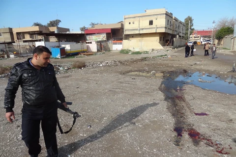 Lực lượng an ninh Iraq điều tra hiện trường một vụ đanh bom ngày 18/1. (Nguồn: AFP/TTXVN)