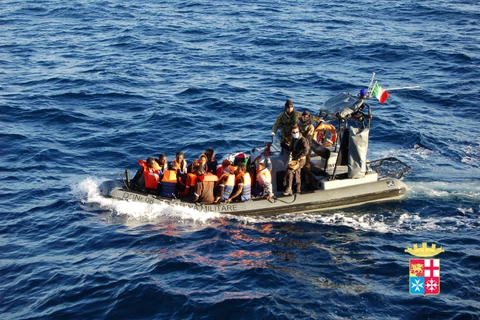 Hải quân Italy cứu hàng trăm người nhập cư từ châu Phi ngoài khơi đảo Lampedusa ở khu vực Địa Trung Hải, ngày 2/1. (Nguồn: AFP/TTXVN)