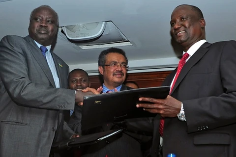 Đại diện chính phủ Nam Sudan và phe nổi dậy trao đổi văn kiện thỏa thuận ngừng bắn. (Nguồn: EPA)