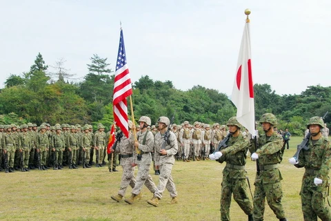 Lực lượng lính thủy đánh bộ Mỹ và các lực lượng phòng vệ Nhật Bản tham gia một cuộc tập trận trung giữa hai nước. (Nguồn: Kyodo/TTXVN)