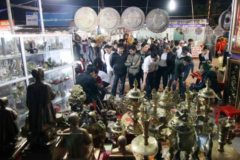 Hàng ngàn du khách đi chợ Viềng cầu may, lấy lộc đầu năm 