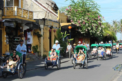 Thúc đẩy du lịch Việt Nam phát triển nhanh và bền vững 