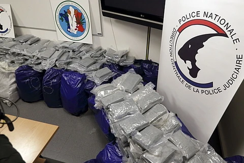 Cảnh sát Pháp thu giữ hơn 1 tấn cocaine giấu trên tàu biển