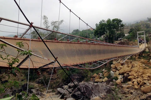 Vụ sập cầu treo tại Lai Châu: Thi công đường tạm qua suối 