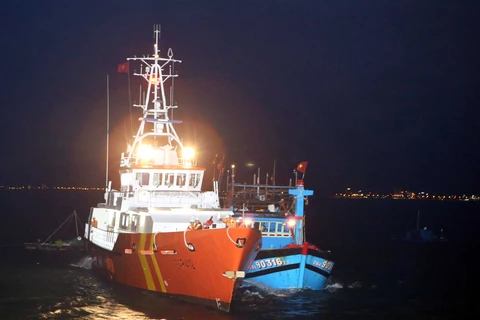 Cứu hộ an toàn tàu cá cùng 8 ngư dân gặp sự cố trên biển 
