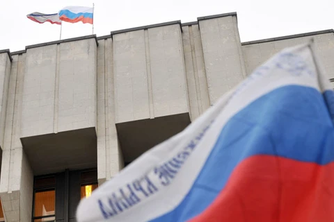 Cờ Nga được cắm trên nóc tòa nhà quốc hội ở Simferopol, Crimea (Nguồn: AFP)