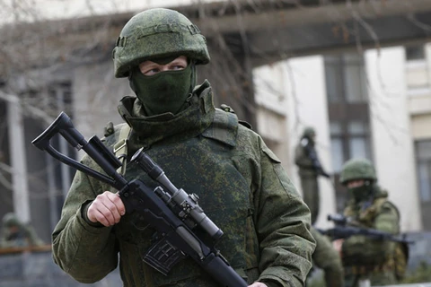 Binh lính ủng hộ Nga kiểm soát một bến phà ở Crimea 