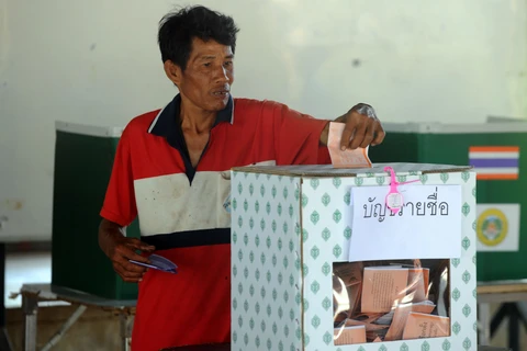 Cử tri Thái Lan bỏ phiếu tại một địa điểm bầu cử bổ sung ở làng Taa Ta Kho,phía nam thủ đô Bangkok, ngày 2/3. (Nguồn: AFP/TTXVN)