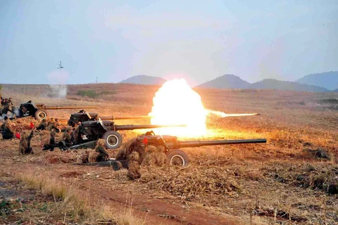 Quân đội Triều Tiên bắn pháo trong một cuộc tập trận. (Nguồn: AFP/TTXVN)