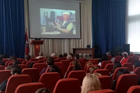 Các đại biểu tham gia lễ kỷ niệm xem phim tư liệu về ông Yuri Aleksandrovich Sienkiewicz. (Ảnh: Duy Trinh/Vietnam+)
