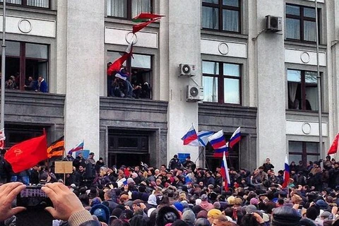 Người biểu tình chiếm tòa nhà chính quyền Lugansk ở Ukraine