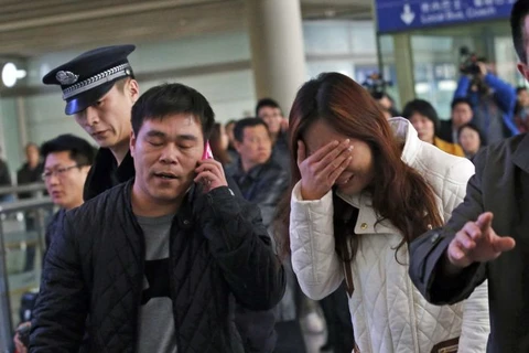Người thân của một trong số các hành khách trên chuyến bay của Malaysia Airlines đau buồn trước tin máy bay bị mất tích, ở sân bay Bắc Kinh. (Nguồn: Reuters)
