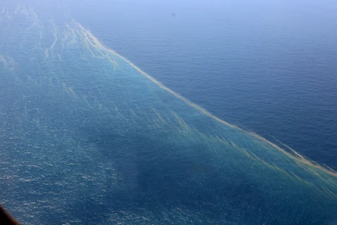 Nghi vấn vết dầu loang của máy bay mất tích trên mặt biển. (Ảnh: Duy Khương/TTXVN)