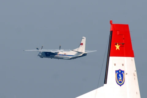 Máy bay AN 261 cất cánh tại sân bay Tân Sơn Nhất, thực hiện công tác tìm kiếm máy bay mất tích.(Ảnh: Mạnh Linh/TTXVN)