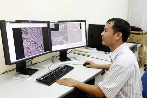 Vận hành xử lý hình ảnh mẫu trước khi tiếp nhận hình ảnh mới từ vệ tinh VNRedsat -1. (Ảnh: Minh Tú/TTXVN)
