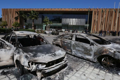 Những chiếc xe bị phá hủy sau vụ bạo động của người biểu tình bên ngoài tòa nhà Quốc hội Libya ngày 3/3. (Nguồn: AFP/TTXVN)