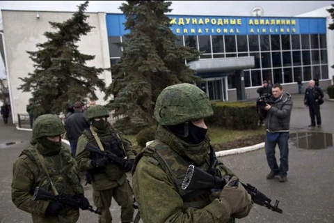 Phóng viên nước ngoài tác nghiệp ở khu vực sân bay quốc tế Simferopol. (Nguồn:globalpost.com) 