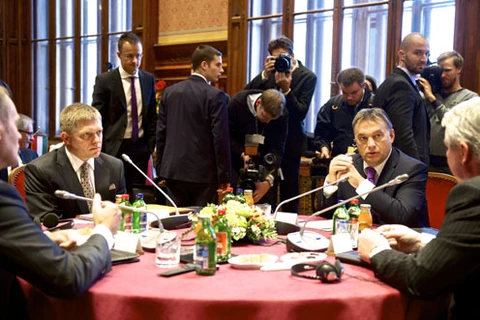 Bốn nhà lãnh đạo của bốn nước Séc, Hungary, Ba Lan và Slovakia tại cuộc gặp lập liên minh quân sự. (Nguồn: xpatloop.com)