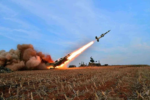 Quân đội Triều Tiên bắn tên lửa trong một cuộc tập trận. (Nguồn: AFP/TTXVN)