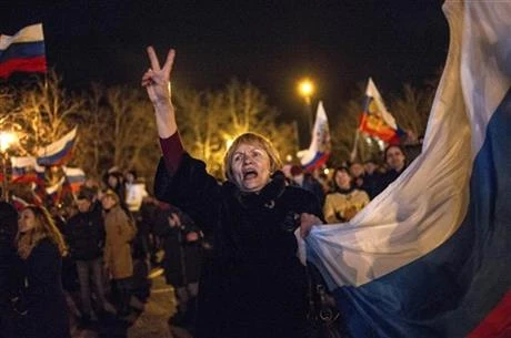 Những người ủng hộ sáp nhập vào Nga ở Crimea ăn mừng thắng lợi trưng cầu ý dân. (Nguồn: AP)