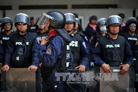 Cảnh sát chống bạo động Thái Lan (giữa) gác tại một sân vận động ở Bangkok ngày 27/12/2013. (Nguồn: AFP/TTXVN)