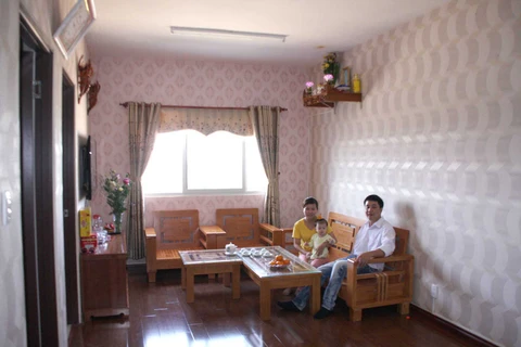 Một gia đình viên chức ở trong căn hộ mới tại khu nhà ở xã hội Blue House, Đà Nẵng. (Ảnh: Trần Lê Lâm/TTXVN)