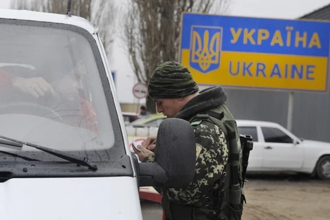 Ukraine áp dụng chế độ thị thực nhập cảnh với dân Nga