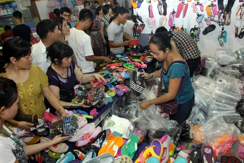 Khách hàng Việt Nam mua hàng hóa Thái Lan tại Triển lãm hàng Thái Lan, được tổ chức ở Hà Nội, tháng 5/2013. (Ảnh: Anh Tuấn/TTXVN)