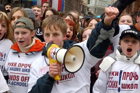 Học sinh các trường dạy tiếng Nga ở Latvia biểu tình phản đổi chính sách hạn chế tiếng Nga ở nước này. (Nguồn: AFP)