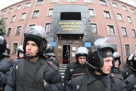 Ukraine: Người biểu tình ập vào trụ sở cảnh sát ở Donetsk 