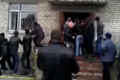 Các tay súng lại tấn công trụ sở cảnh sát ở Đông Ukraine
