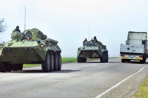 [Video] Quân chính phủ Ukraine rầm rộ kéo về miền Đông