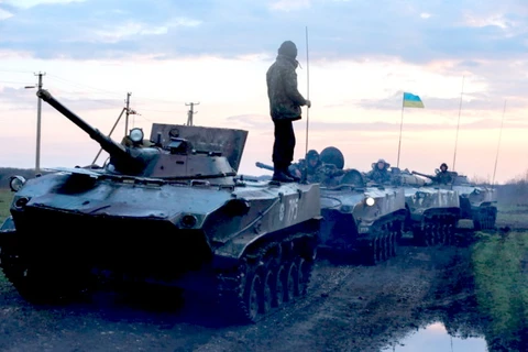 "Xe tăng và bọc thép Ukraine ầm ầm tiến về miền Đông"