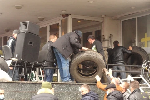 Người biểu tình chiếm trụ sở của 8 thành phố ở Donetsk 
