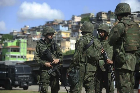 Binh sỹ Brazil tham gia lập lại trật tự khu nhà ổ chuột tại Rio de Janeiro trước thềm World Cup (Nguồn: Agencia Brasil)
