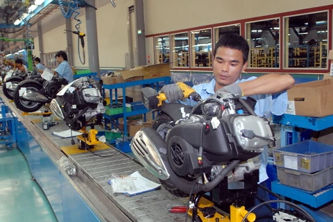 Dây chuyền lắp ráp xe tay gas tại nhà máy Công ty trách nhiệm hữu hạn Piaggio Việt Nam. (Ảnh: Danh Lam/TTXVN)