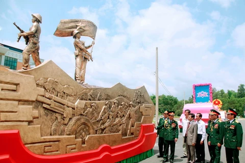 Bàn giao xe nghi trượng kỷ niệm Chiến thắng Điện Biên Phủ