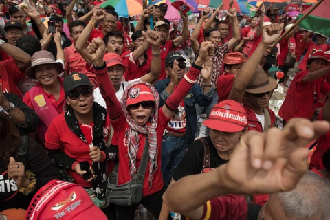 Phe Áo đỏ thách thức người biểu tình đối lập ở Bangkok 